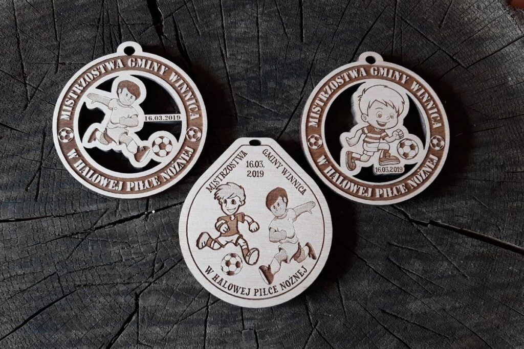 Personalizowane medale z drewna na turniej futsalu – ekologiczne trofeum sportowe z herbem Winnicy.