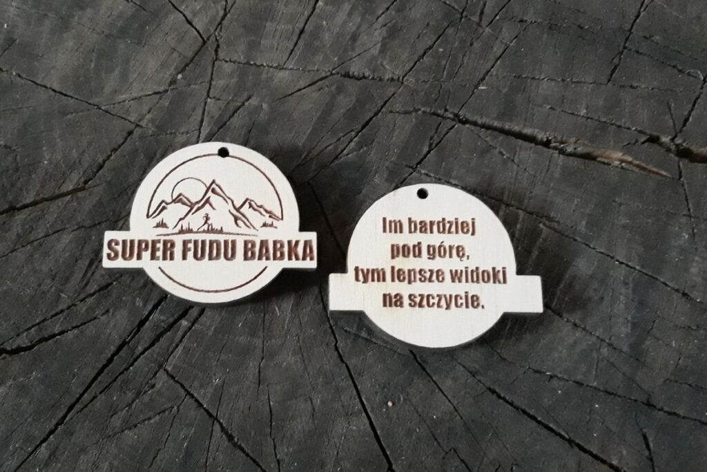 Motywacyjny medal z drewna dla kobiet – ekologiczne trofeum z personalizowanym grawerem.