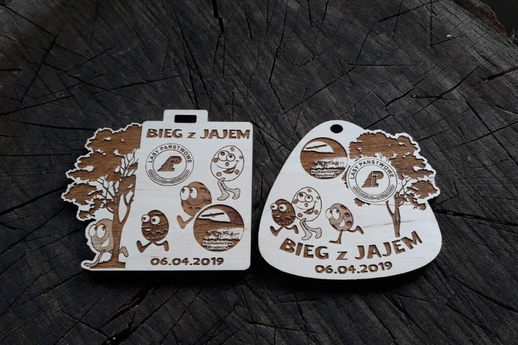 Pamiątkowy medal drewniany - jajko z motywem sportowym.