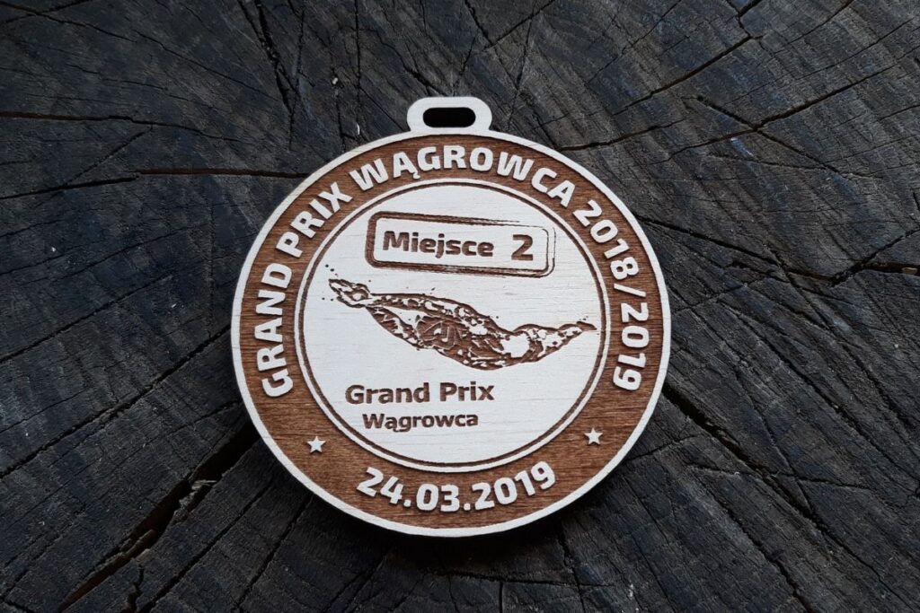 Drewniany medal z pływakiem na Grand Prix Wągrowca 2018-2019, okrągły, grawerowany laserowo.