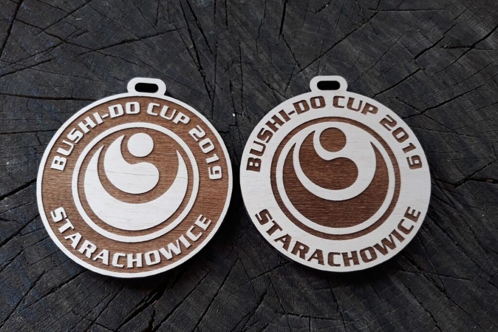 Drewniany medal na zawody karate Bushi-do Cup 2019, grawerowany laserowo, styl japoński.
