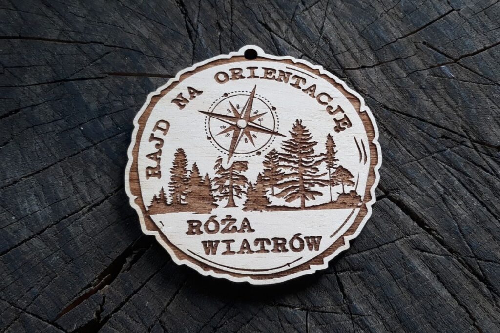 Drewniany medal na Rajd na Orientację Róża Wiatrów, grawerowany laserowo z motywem kompasu.