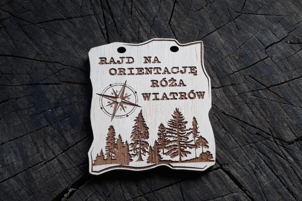 Drewniany medal na Rajd na Orientację Róża Wiatrów, grawerowany laserowo z motywem kompasu.