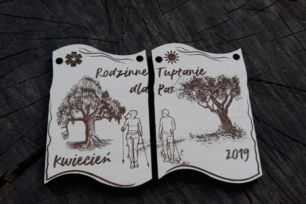 Drewniany medal składany z dwóch części na Rodzinne Tuptanie, grawerowany laserowo, motyw puzzla.