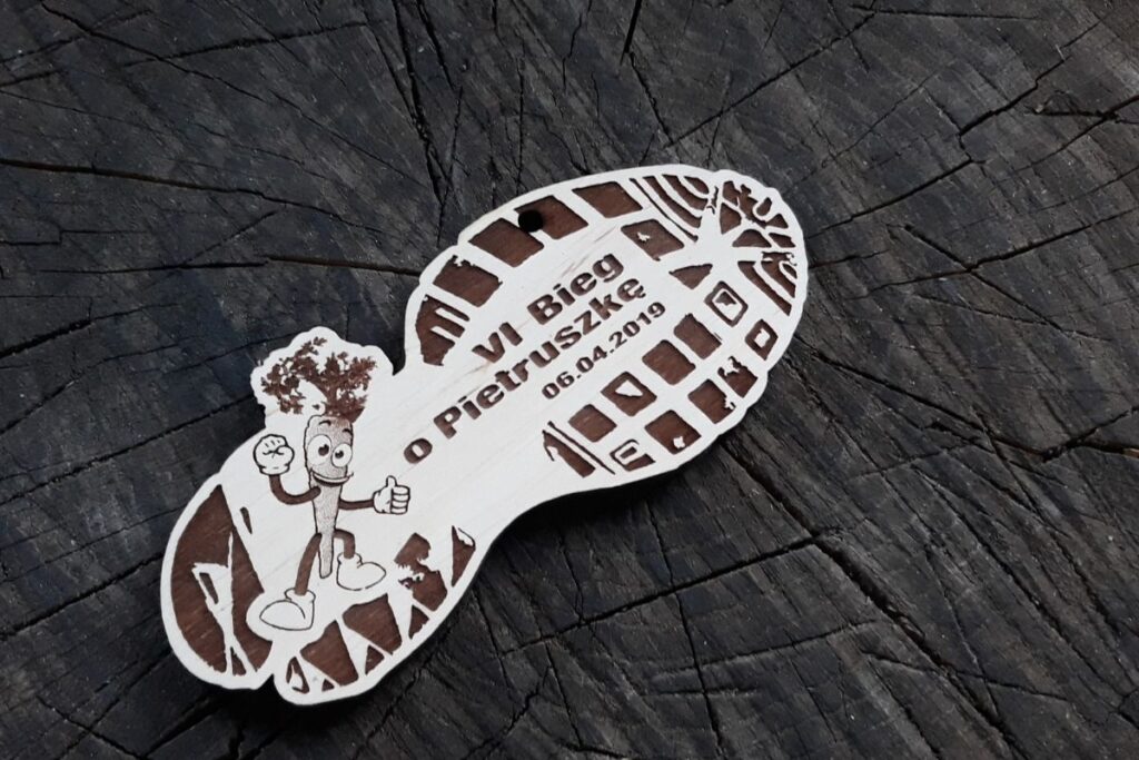 Drewniany medal w kształcie podeszwy buta na VI Bieg o Pietruszkę, grawerowany laserowo, styl eko.