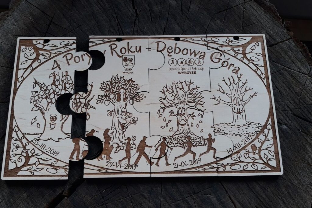 Komplet 4 drewnianych medali składanych w formie puzzla, cykl 4 Pory Roku Dębowa Góra, grawerowane laserowo.
