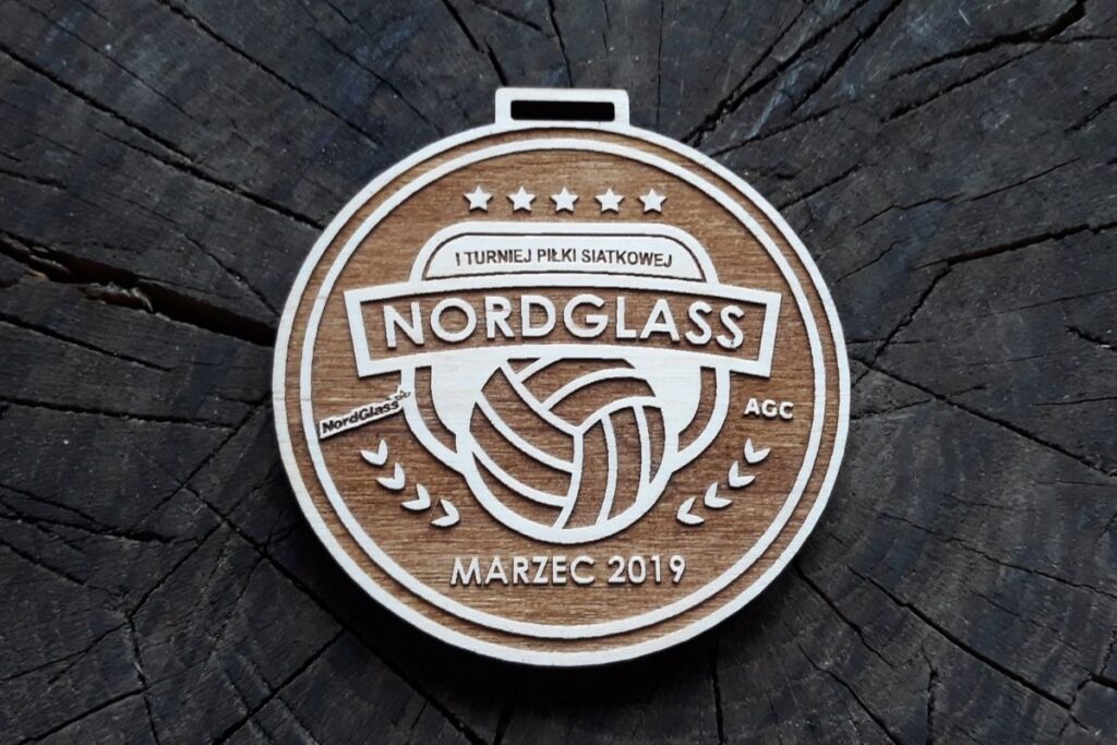 Drewniany medal na I Turniej Piłki Siatkowej NordGlass, grawerowany laserowo, motyw piłki.