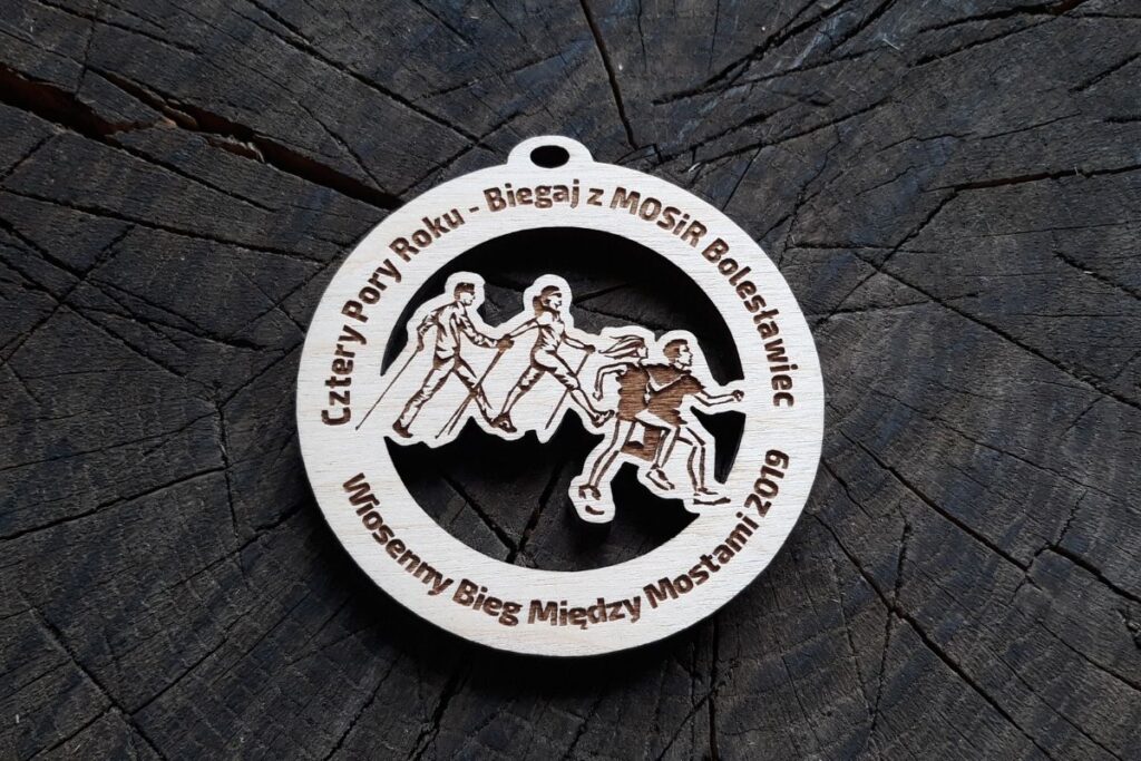 Drewniany medal ażurowy na bieg i marsz Nordic Walking, wycinany laserowo z motywem sportowców.