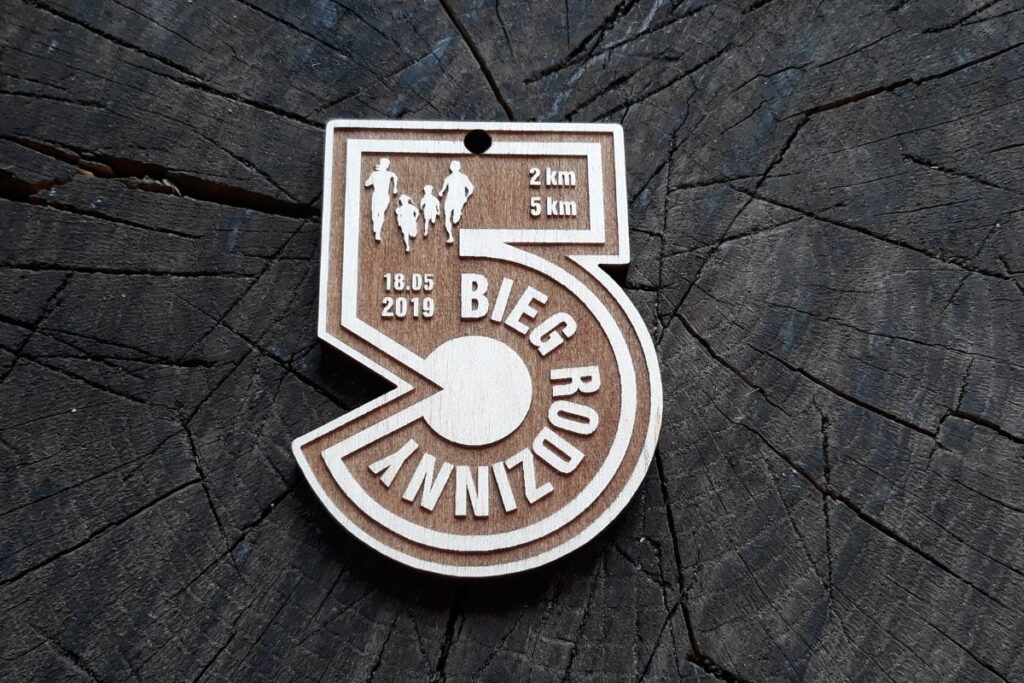 Drewniany medal w kształcie cyfry 5 na Bieg Rodzinny, grawerowany laserowo, unikalny kształt.
