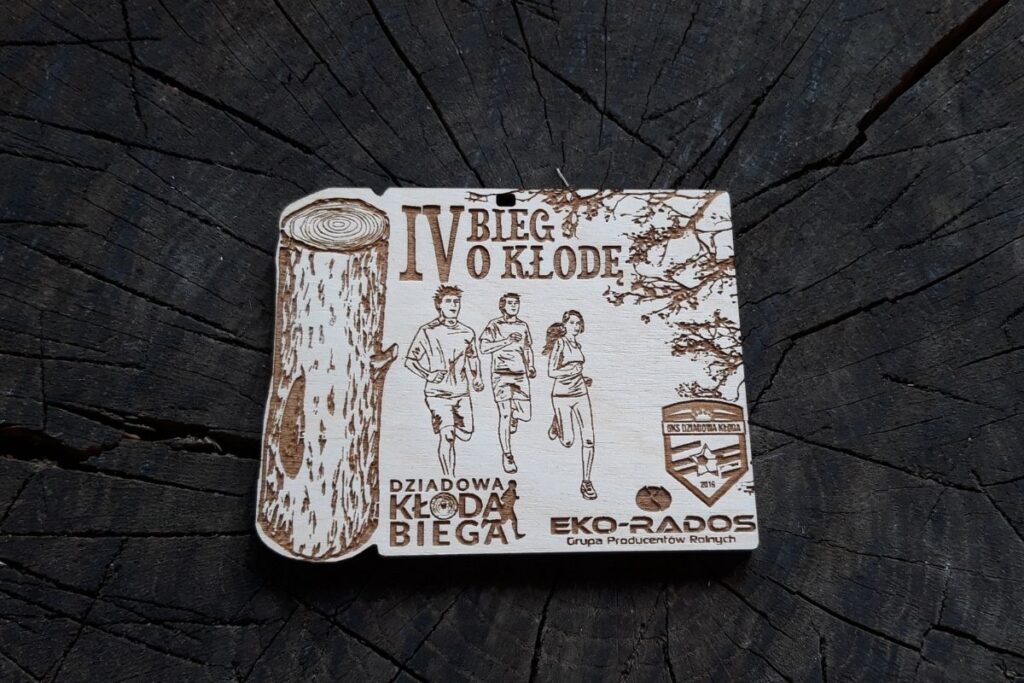 Drewniany medal na IV Bieg o Kłodę w Dziadowej Kłodzie.