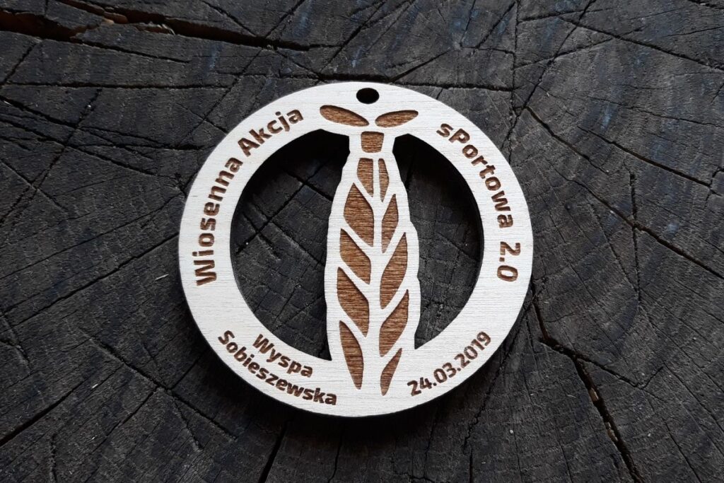 Drewniany ażurowy medal na Wiosenną Akcję sportową.