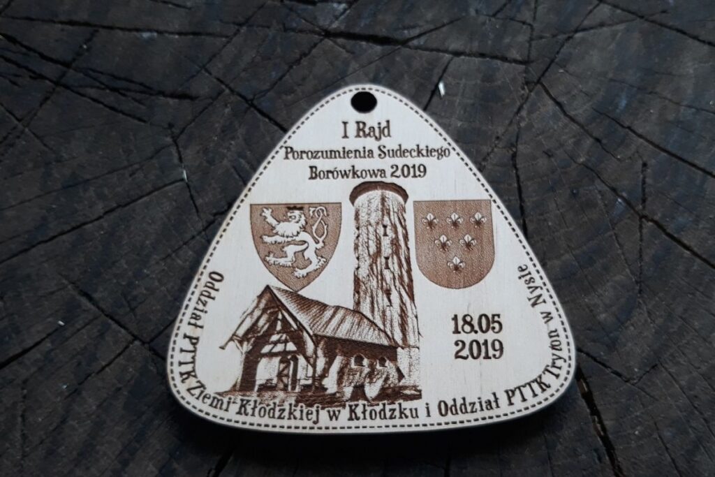 Drewniany medal na I Rajd Porozumienia Sudeckiego Borówka 2019 z grawerem wieży widokowej, styl eko.