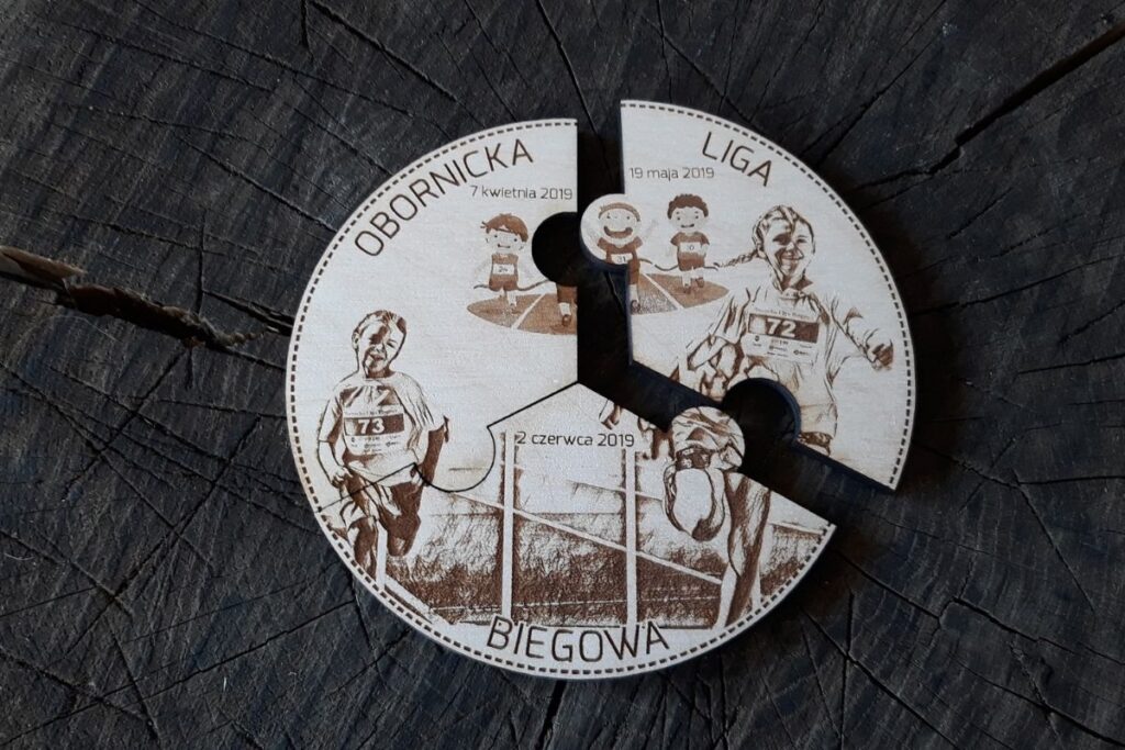 Drewniane medale puzzle dla dzieci, Obornicka Liga Biegowa, zestaw 3 części tworzących całość.