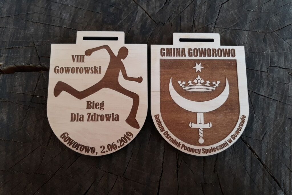 Drewniany medal na VIII Goworowski Bieg dla Zdrowia, grawerowany laserowo, ekologiczne trofeum sportowe.