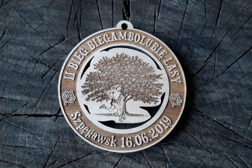 Drewniany medal ażurowy na II Bieg BiegamBoLubie Lasy w Szpęgawsku, motyw leśny, wycinany laserowo.