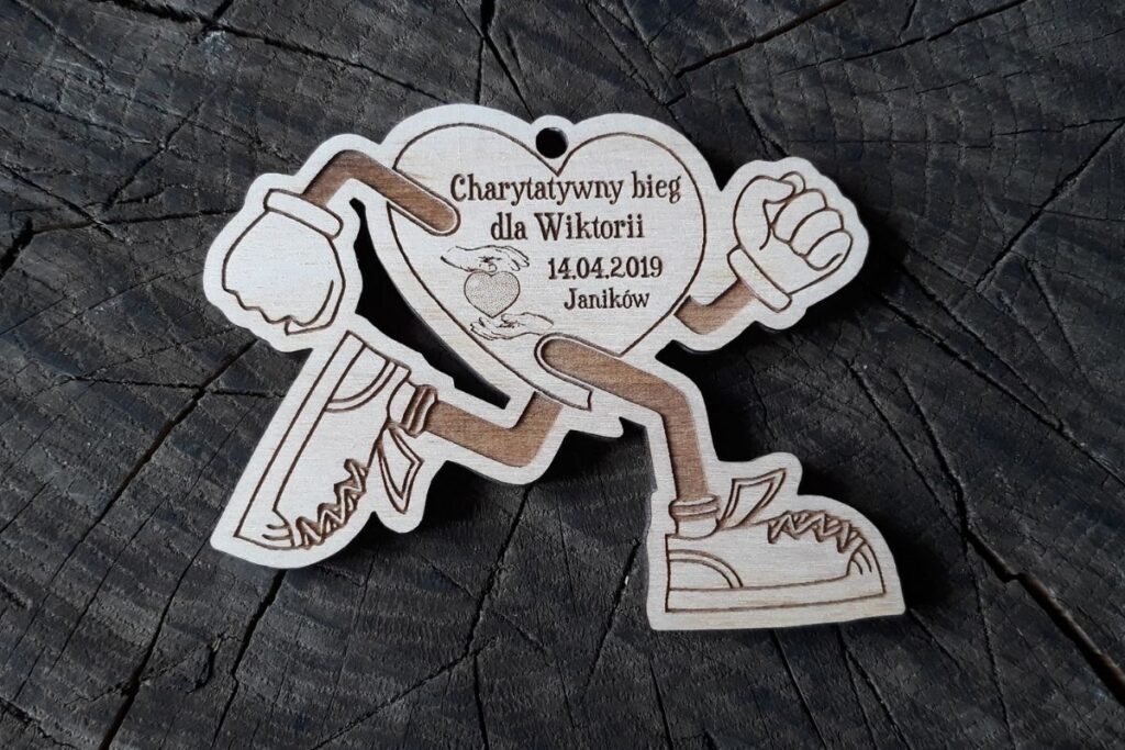 Pamiątkowy medal drewniany – bieg charytatywny, motyw serca.