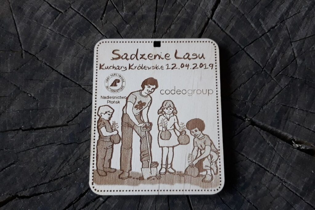 Drewniany medal pamiątkowy Sadzenie Lasu Kuchary Królewskie, grawerowany laserowo, motyw drzewa.
