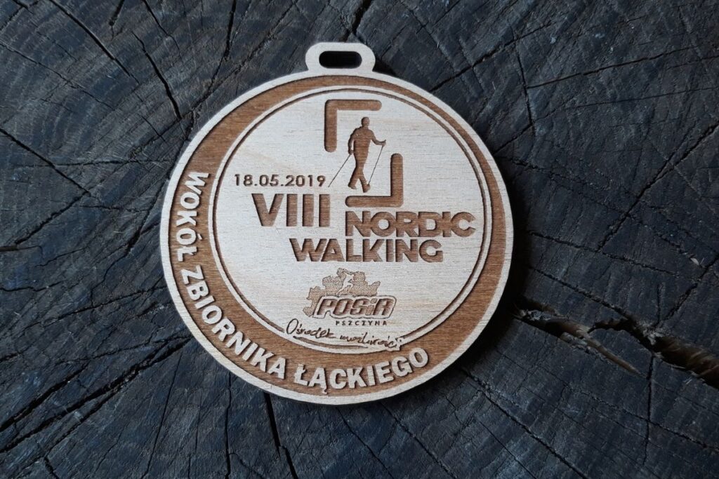 Drewniany medal pamiątkowy na marsz Nordic Walking, ekologiczne trofeum z grawerem laserowym loga i sportowca, Zbiornik Łącki.