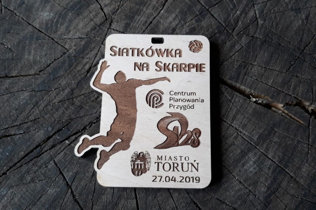 Ekologiczny medal drewniany siatkówka, trofeum sportowe z grawerem zawodnika i piłki, pamiątka z turnieju Siatkówka na Skarpie.