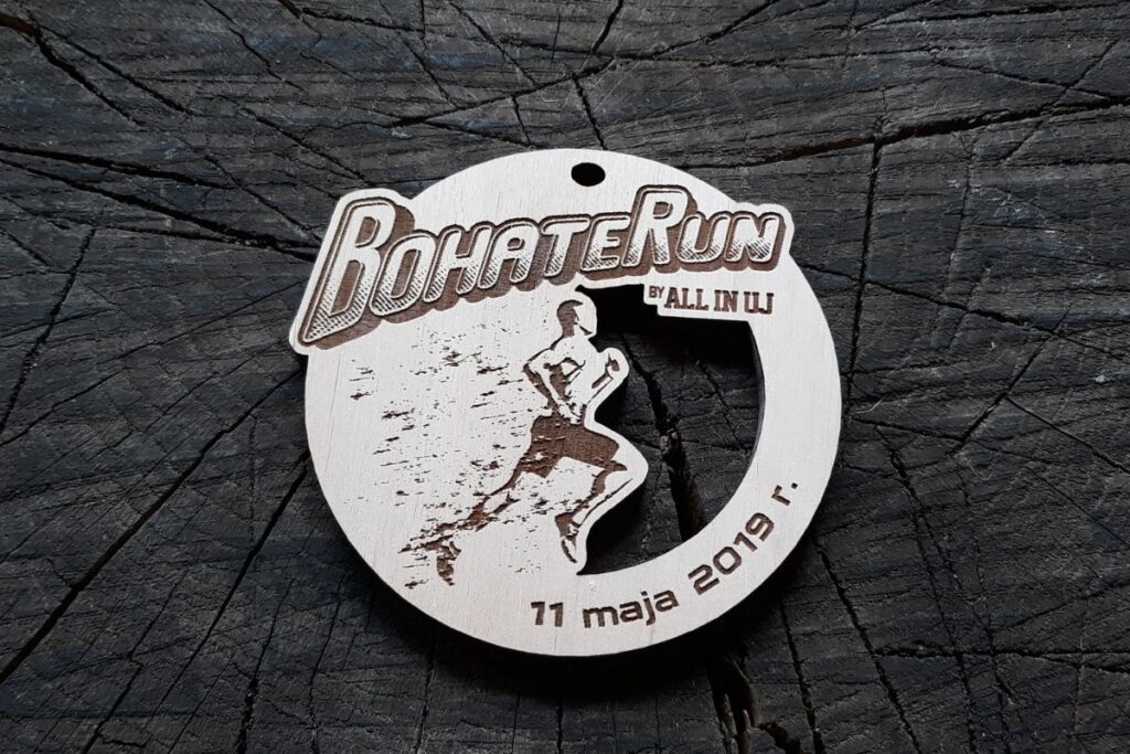Drewniany medal ażurowy, z biegaczem i napisem BohateRun.