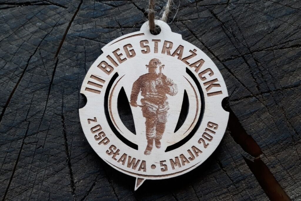 Ekologiczny medal drewniany dla strażaków, pamiątka z biegu strażackiego, medal ażurowy z grawerem laserowym i motywem pożarniczym.