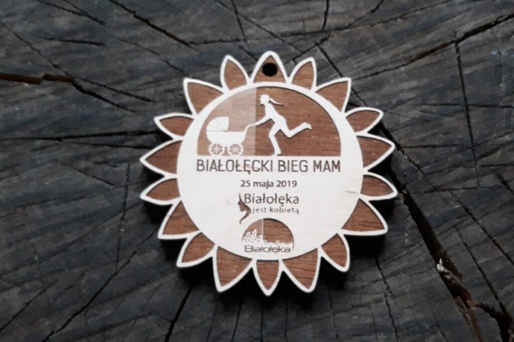 Drewniany medal na Bieg Mam, ekologiczne trofeum sportowe dla kobiet, personalizowana pamiątka z drewna z radosnym grawerem.
