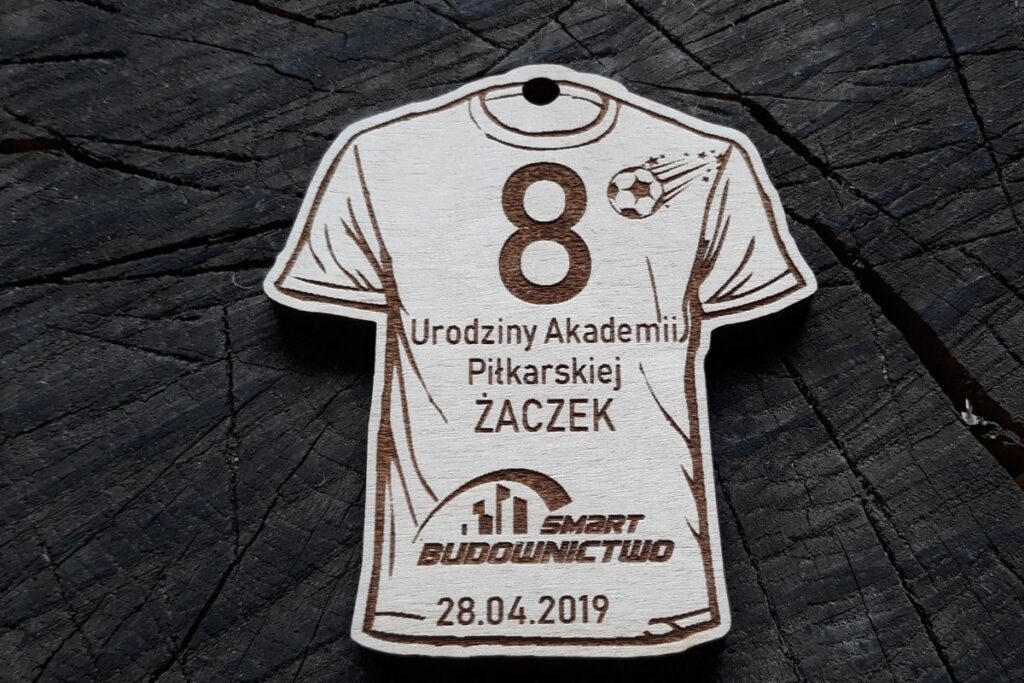 Pamiątkowy medal z drewna dla dzieci, 8. urodziny Akademii Piłkarskiej Żaczek, personalizowane trofeum sportowe z grawerem.
