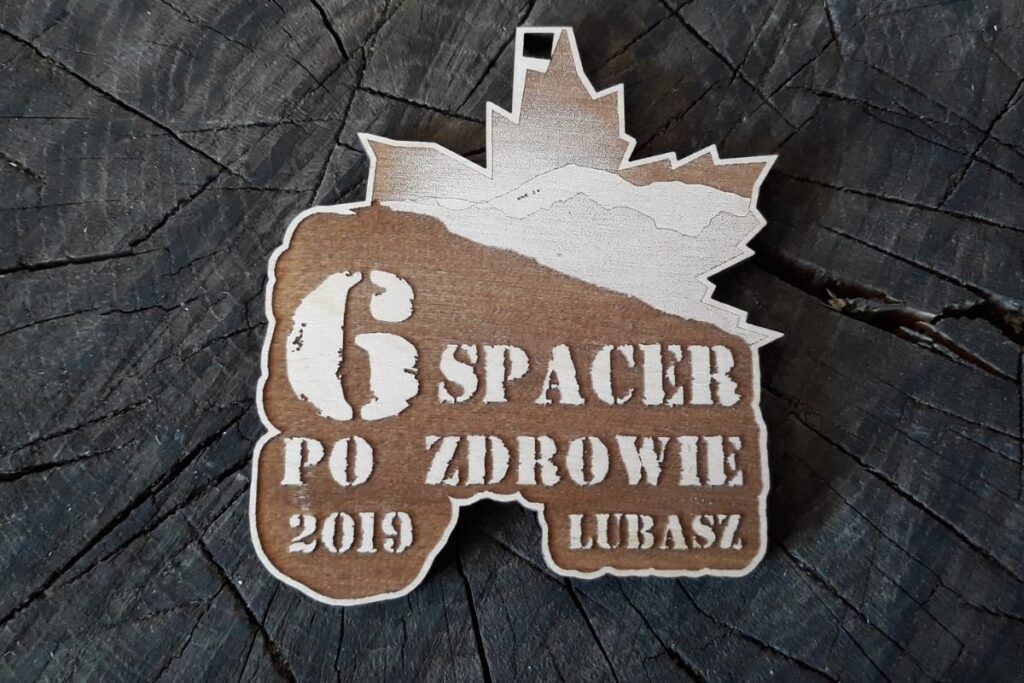 Drewniany medal górski, ekologiczne trofeum z motywem natury i liścia, pamiątka z marszu po zdrowie, grawerowany medal eko.