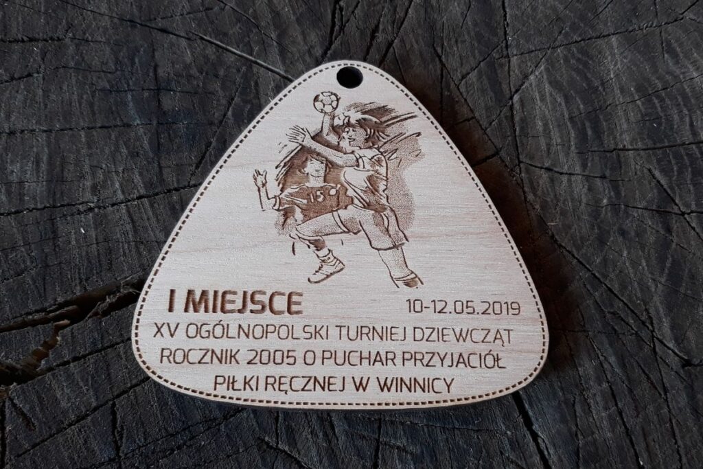 Drewniany medal piłka ręczna, ekologiczne trofeum dla dziewcząt, grawerowana pamiątka sportowa z motywem szczypiorniaka.