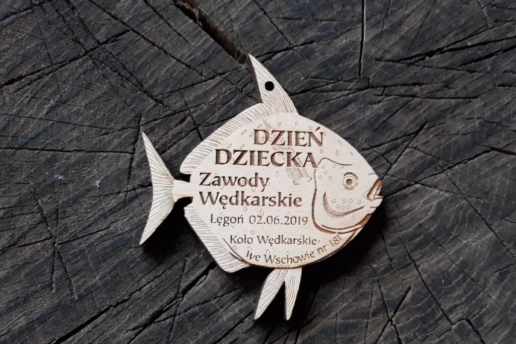 Medal drewniany ryba dla dzieci, ekologiczne trofeum wędkarskie z grawerem, pamiątka na Dzień Dziecka z drewna.