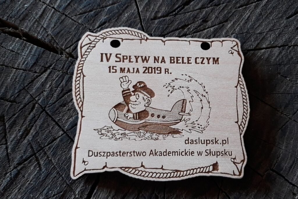 Zabawny medal drewniany na spływ kajakowy lub zawody pływania na byle czym, ekologiczne trofeum z humorem, grawerowana pamiątka wodna.