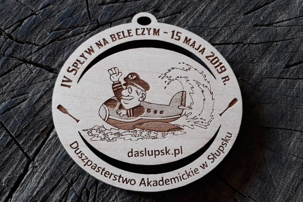 Owalny drewniany medal na IV Spływ na Bele Czym z ażurowymi wycięciami.