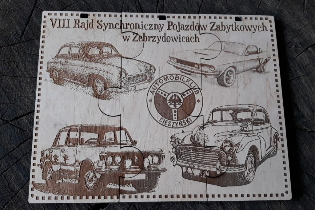 Drewniana tabliczka pamiątkowa w formie trzech medali-puzzli z grawerami klasycznych samochodów i motocykla na VIII Rajd Synchroniczny.