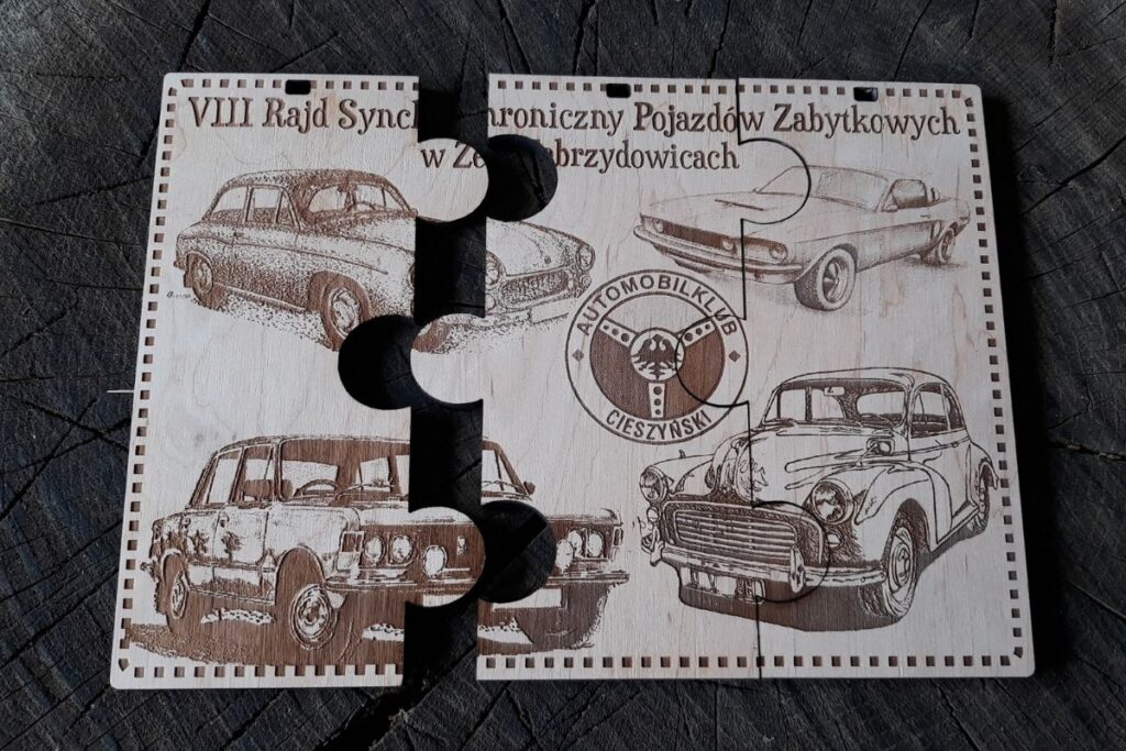 Drewniana tabliczka pamiątkowa w formie trzech medali-puzzli z grawerami klasycznych samochodów i motocykla na VIII Rajd Synchroniczny.