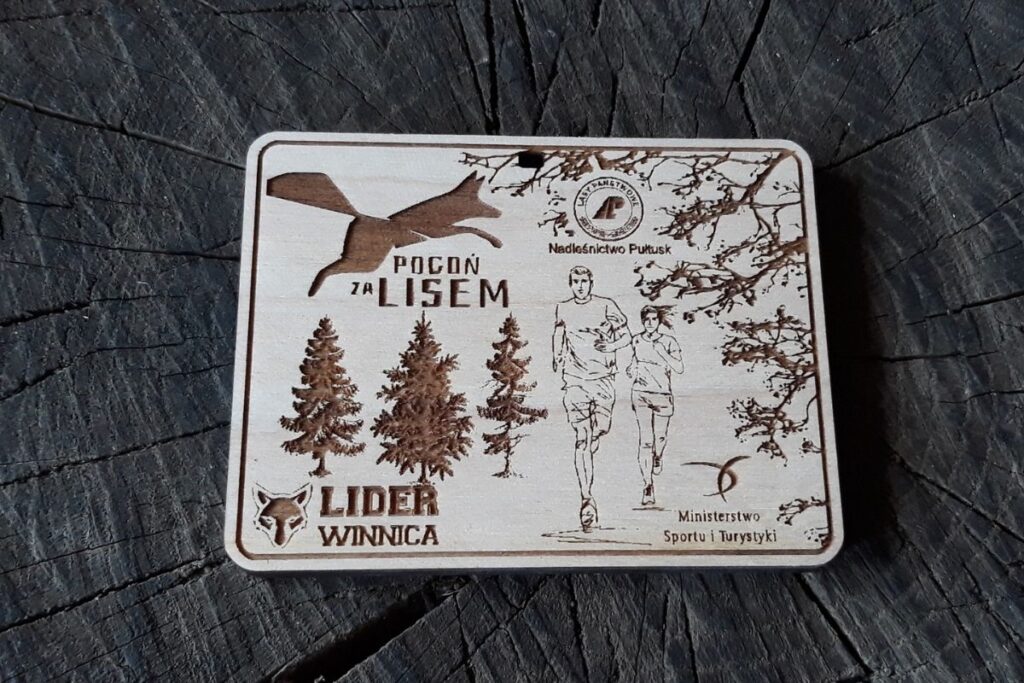 Ekologiczny medal drewniany Pogoń za Lisem, trofeum na bieg przełajowy, grawerowany laserowo medal w stylu leśnym.