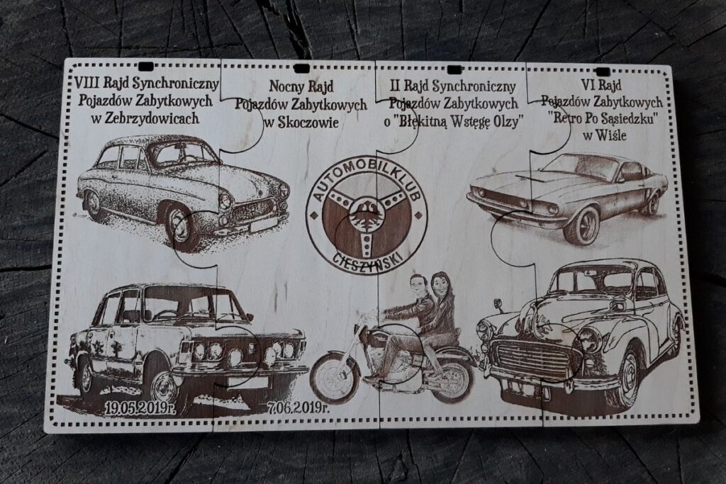 Drewniana tabliczka pamiątkowa w formie trzech medali-puzzli z grawerami klasycznych samochodów i motocykla na VIII Rajd Synchroniczny.