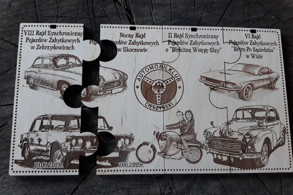 Drewniana tabliczka pamiątkowa w formie trzech medali-puzzli z grawerami klasycznych samochodów i motocykla na VIII Rajd Synchroniczny.