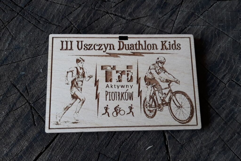Drewniany medal na duathlon dla dzieci, ekologiczne trofeum sportowe bieganie i rower, pamiątka z zawodów dziecięcych w Uszczynie.