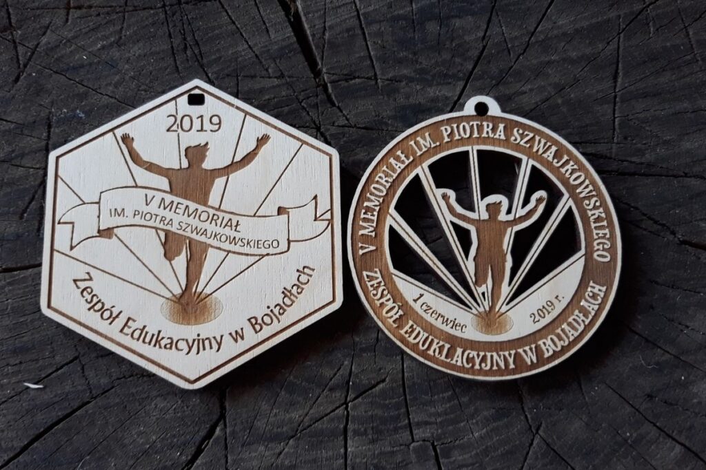 Drewniany medal pamiątkowy na memoriał sportowy, ekologiczne trofeum biegowe z grawerem, pamiątka sportowa Bojadła, medal z drewna na zamówienie.