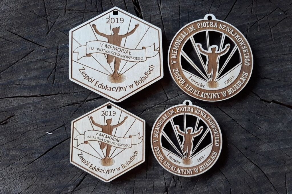 Drewniany medal pamiątkowy na memoriał sportowy, ekologiczne trofeum biegowe z grawerem, pamiątka sportowa Bojadła, medal z drewna na zamówienie.