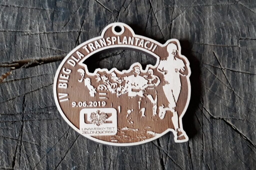 Drewniany medal na bieg charytatywny, ekologiczne trofeum promujące transplantację, pamiątka sportowa z grawerem, medal eko na zamówienie.