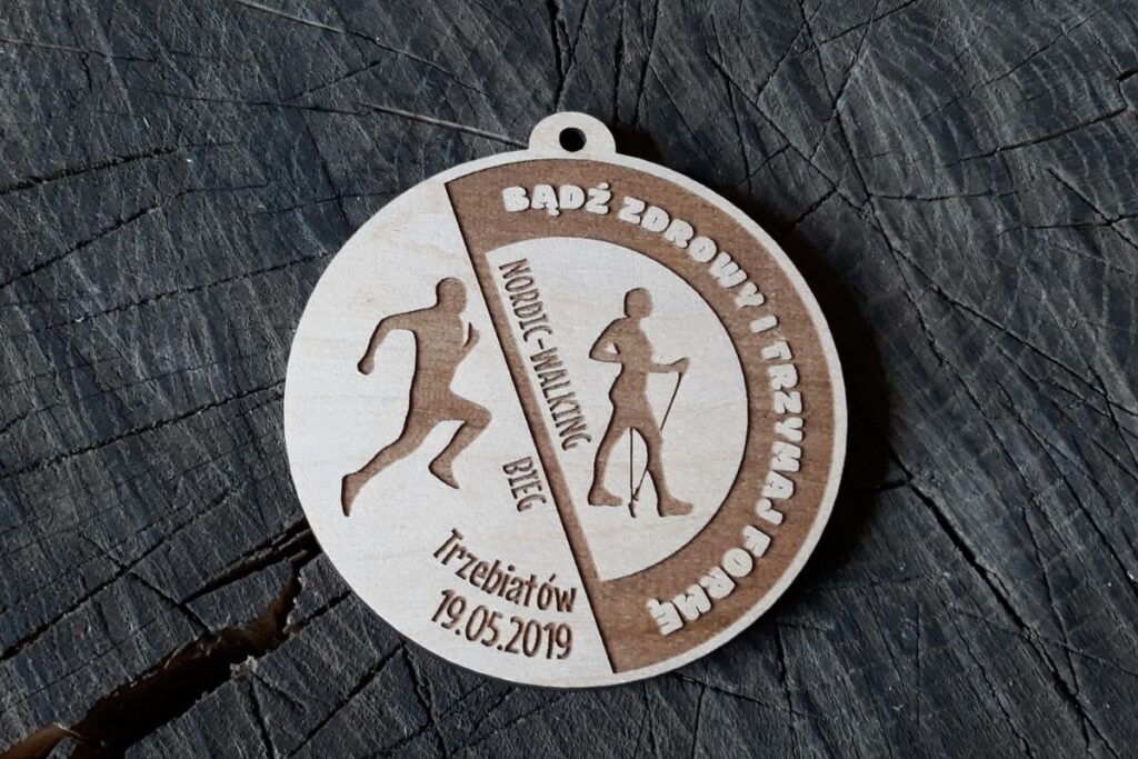 Ekologiczny medal drewniany na bieg i marsz, trofeum prozdrowotne z grawerem EKG i biegacza, pamiątka sportowa z drewna, medal eko.