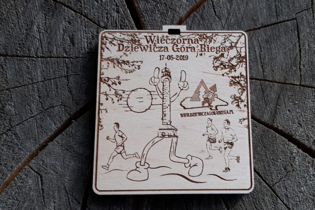 Drewniany medal na biegi nocne, ekologiczne trofeum z motywem lasu i księżyca, pamiątka z biegu przełajowego Dziewicza Góra, grawer laserowy.