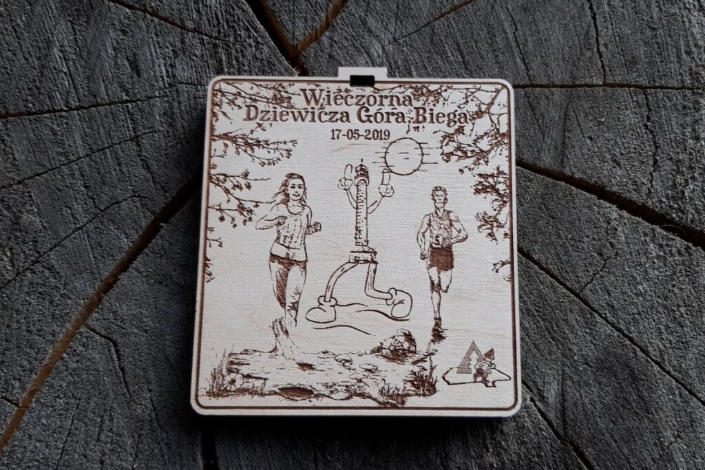 Drewniany medal na biegi nocne, ekologiczne trofeum z motywem lasu i księżyca, pamiątka z biegu przełajowego Dziewicza Góra, grawer laserowy.