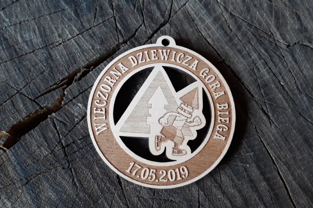 Ażurowy medal drewniany na nocny bieg, ekologiczne trofeum z wycięciami laserowymi, pamiątka z Dziewiczej Góry, medal eko ażur.
