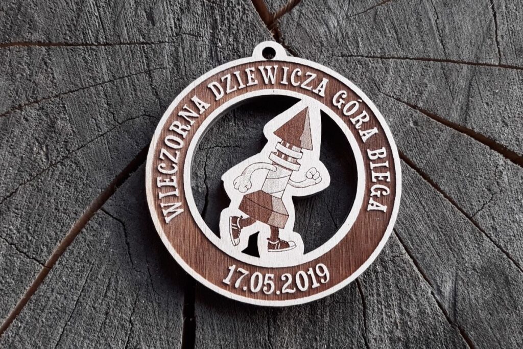 Ażurowy medal drewniany na nocny bieg, ekologiczne trofeum z wycięciami laserowymi, pamiątka z Dziewiczej Góry, medal eko ażur.