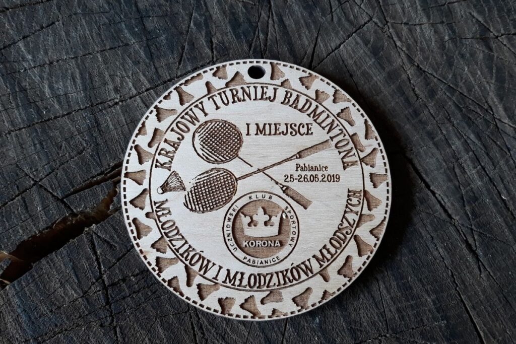 Drewniany medal badminton, ekologiczne trofeum na turniej badmintona, grawerowana pamiątka z motywem lotki, medal sportowy z drewna.