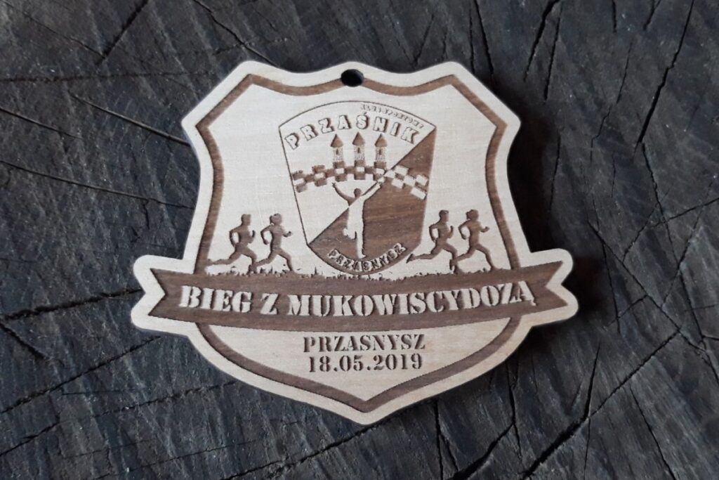Charytatywny medal drewniany, ekologiczne trofeum na bieg z mukowiscydozą, pamiątka sportowa z grawerem, medal eko na zamówienie.