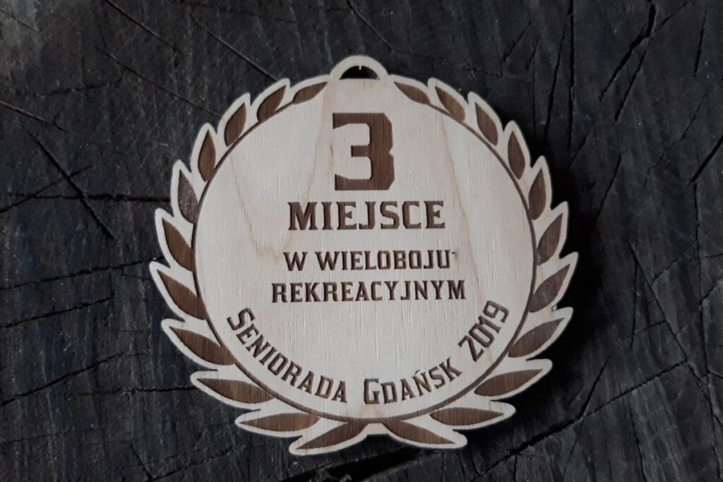 Drewniany medal na zawody dla seniorów, ekologiczne trofeum sportowe, pamiątka z marszu nordic walking dla seniorów, grawerowany medal eko.