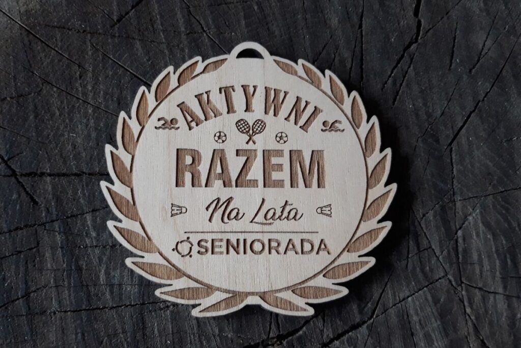 Drewniany medal na zawody dla seniorów, ekologiczne trofeum sportowe, pamiątka z marszu nordic walking dla seniorów, grawerowany medal eko.